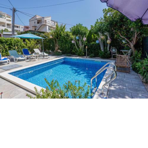 Dalmatian 230m2 with pool and garden near the old town for families