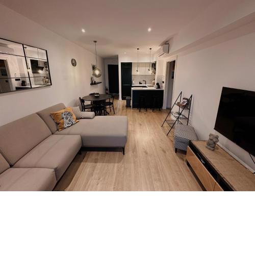 Dawn & Dusk - Modern Two Bedroom Apartment with Mountain Views