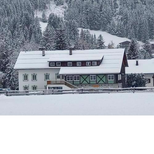 De Nussi's Chalet 1