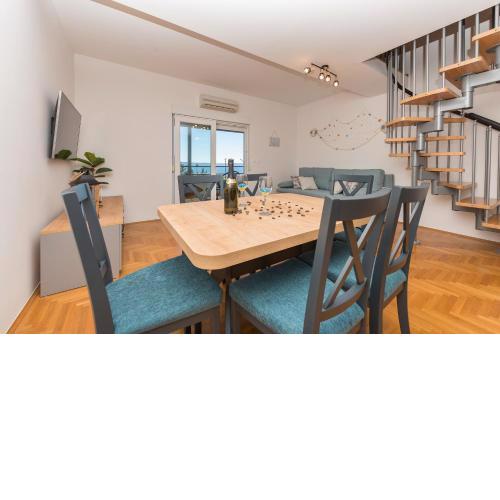 Deluxe 3 bedroom apartment with sea view