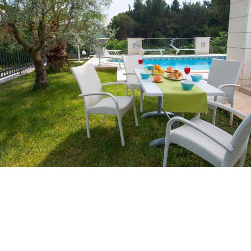 Deluxe Apartment with private Pool - 100m from the sea