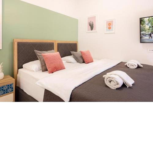 Design Sunny 2BDR Apartment near the City Center