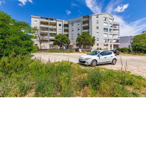 Di Di Taj Apartment with large balcony and BBQ