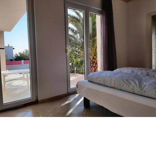 Doppelzimmer mit Bad, Terrasse und Pool