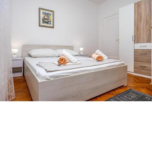 Double bedroom in center