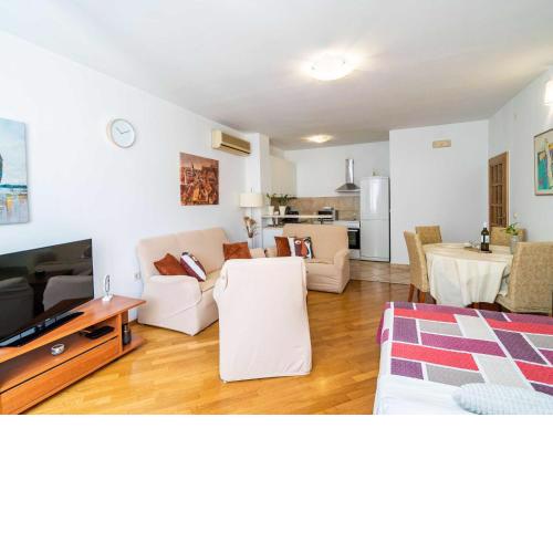 Down Town Apartments - One Bedroom Apartment with Balcony