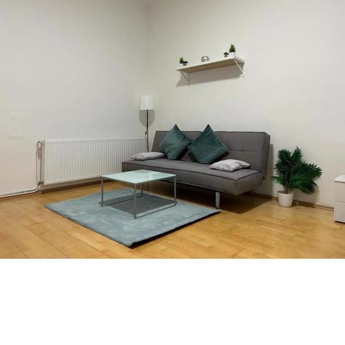 Downtown Bliss Modern Retreat with free parking