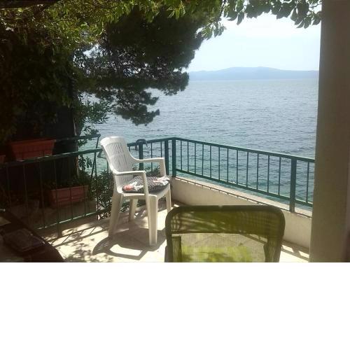 Drvenik, Apartman 1m from sea