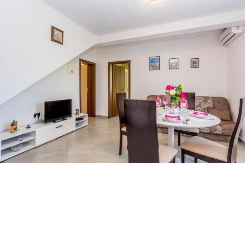 Dvosobni apartman u kući s bazenom, 1 kat