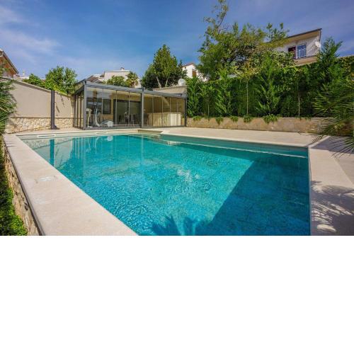 Einzigartiges Apartment nur 500 Meter zum Strand mit Sauna, Gym, Pool, WiFi