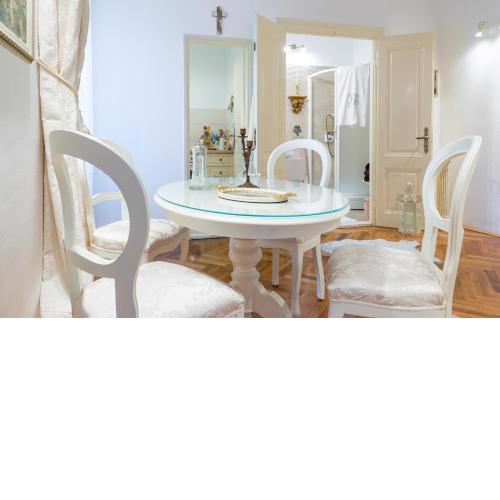 Elegant & Enchanting - Apartment At Old Town Entrance -