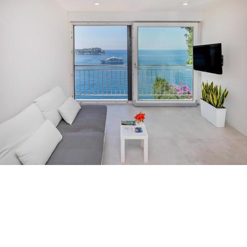 Elegant Seafront Stay - Villa Mila