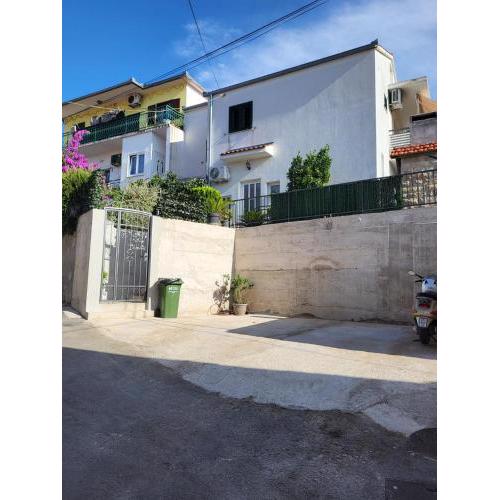 Elegant Trogir Apartment with Garden Terrace
