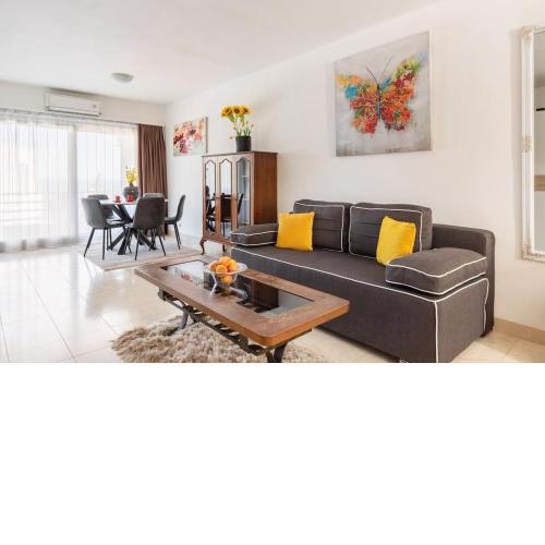 Enyoj Marjan, Beaches and View