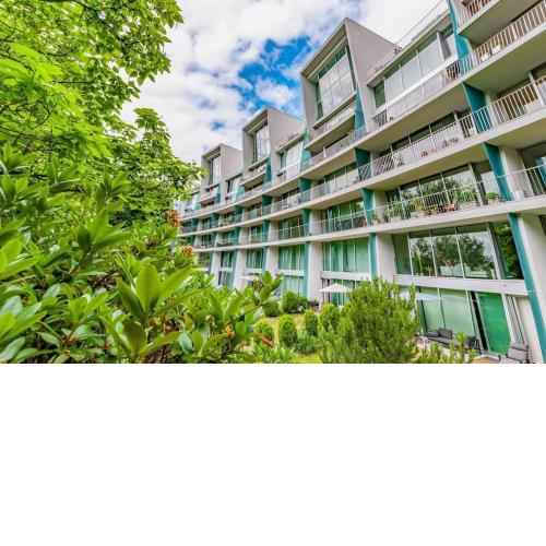 Exceptional calm 3BR, 2.5BA apartment with patio, pool & gym