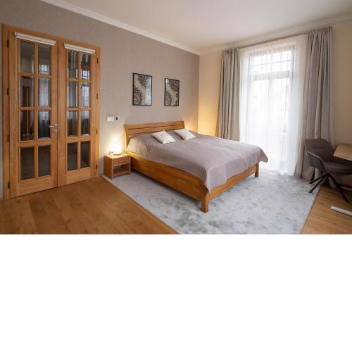 Executive 2-Bdrm central suite