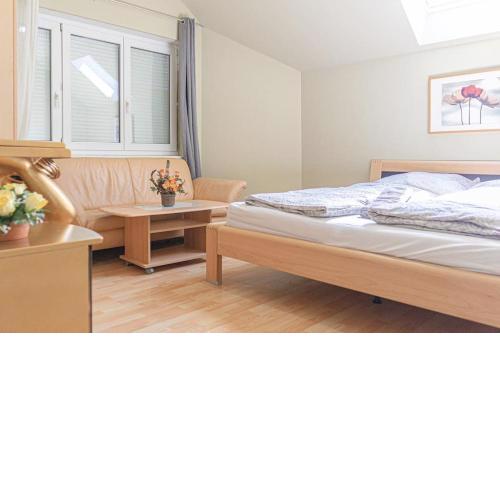 Exquisite Rooms in Shared Villa with Garden & Parking