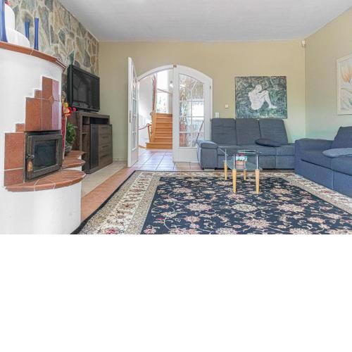 Exquisite Villa with Free Parking - suitable for groups up to 18p