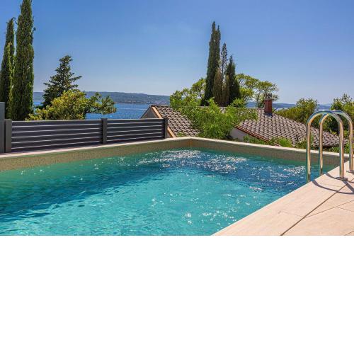 Exquisites Apartment direkt am Meer mit Pool, Meerblick, privater Balkon, Liegen