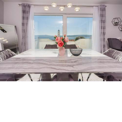 Exquisites Apartment nur 350 Meter zum Strand mit herrlichem Meerblick, Privatparkplatz, WiFi