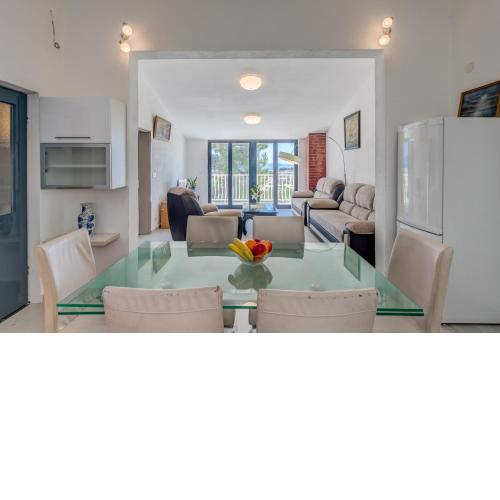 FALCON NEST 3BDR Sea View & Free Parking