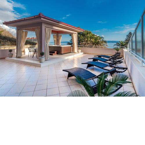 Family apartment with huge terrace and hot tub - Franka