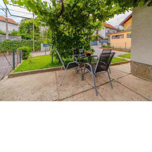 Family Friendly Apartment With Parking - Happy Rentals