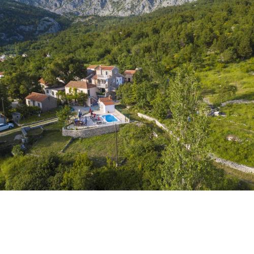 Family friendly apartments with a swimming pool Gornji Tucepi, Makarska - 17686