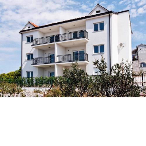 Family friendly apartments with a swimming pool Primosten - 17252