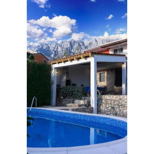 Family friendly house with a swimming pool Makarska - 23571