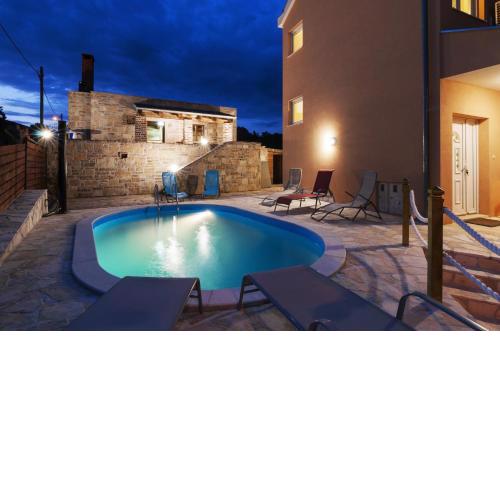 Family friendly house with a swimming pool Maslenica, Novigrad - 13770