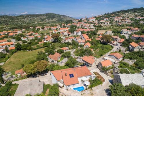 Family friendly house with a swimming pool Nerezisca, Brac - 20132