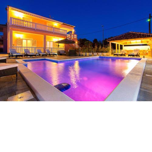 Family Friendly Pool House Ana - Happy Rentals