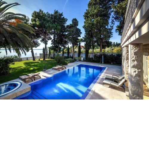 Fancy Modern Villa with Deluxe Interior