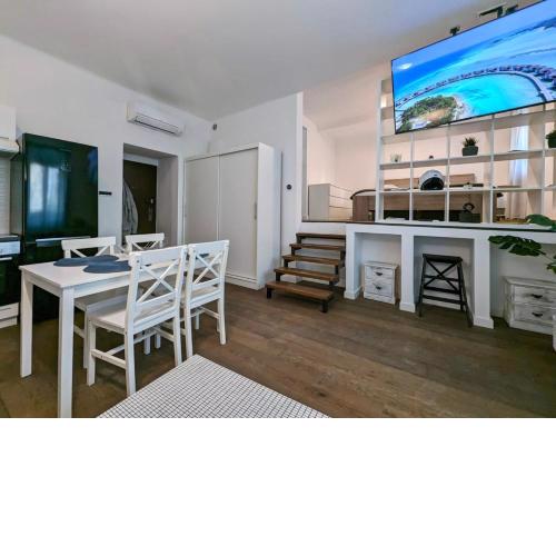 Fantabulous Downtown Abode w King Bed, 65" TV, Washer and Tumble Dryer