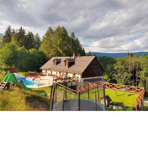 Ferienhaus am Waldrand mit Schwimmbad und Sauna