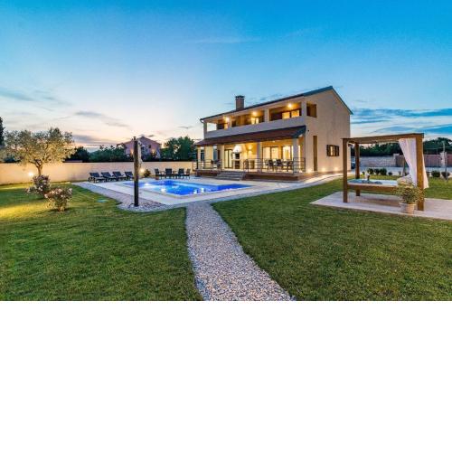 Ferienhaus in Juršići mit Privatem Pool