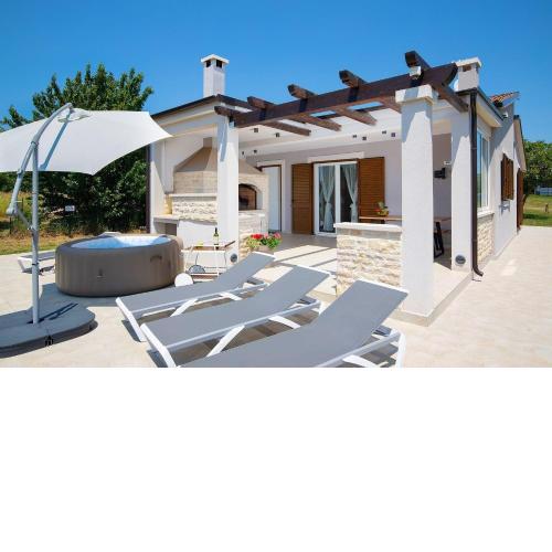 Ferienhaus in Pomer mit Parkplatz