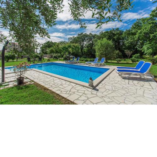 Ferienwohnung Adelia mit Pool, Grill und Terrasse