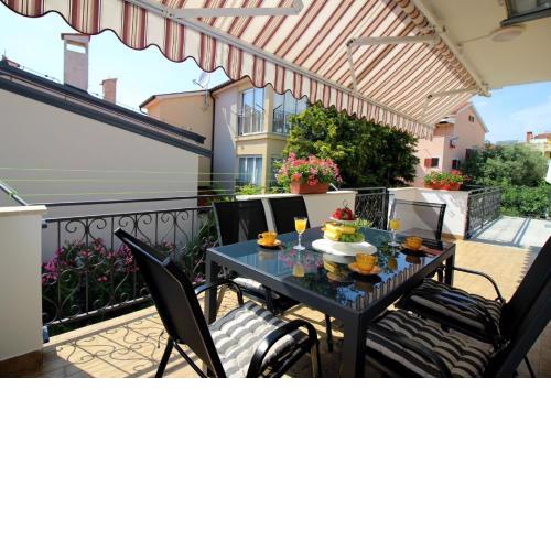 Ferienwohnung Gina mit Terraße, Grill und Liegen