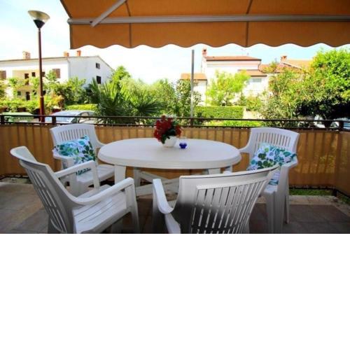 Ferienwohnung Livija Maj mit Garten und Terrasse