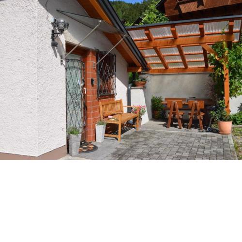 Ferienwohnung mit beheiztem Pool in Flattach