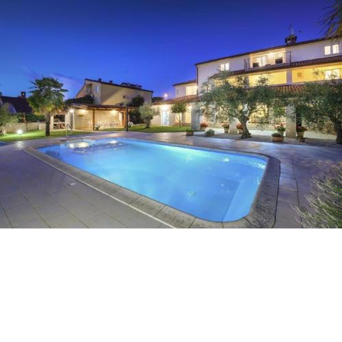 Ferienwohnung mit Pool, Garten, Liegen, Strandnah