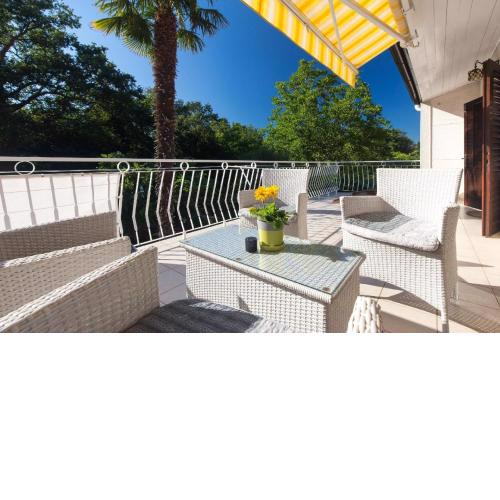 Ferienwohnung mit Terrasse und Garten direkt am Eichenwald mit herrlichem Ausblick