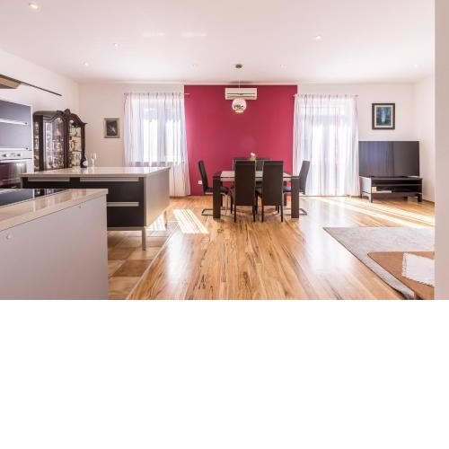 Ferula, 3 bedroom apartment near beach Bačvice