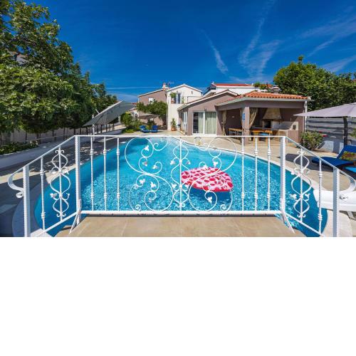 Five bedroom villa Emily with pool in Medulin