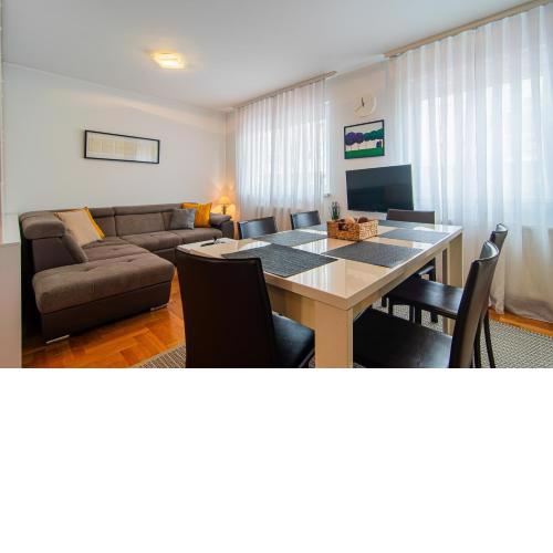 Flexible SelfCheckIns 97 - Zagreb - Garden - Parking- Loggia - 2 Bedrooms