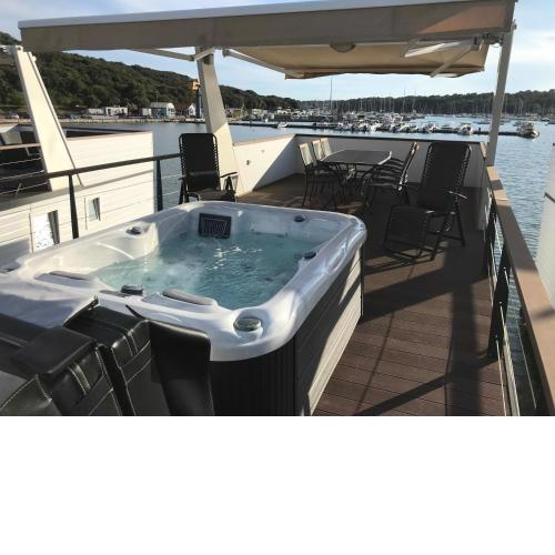 Floating House VARONI