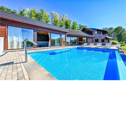 Four-Bedroom Holiday Home