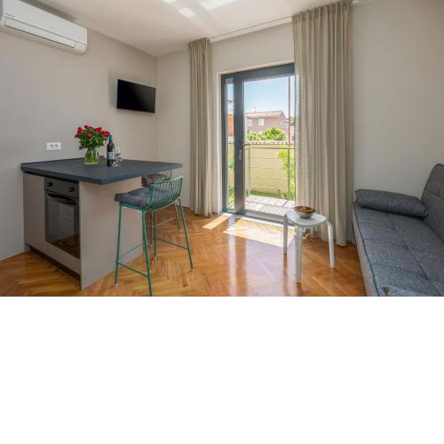 Frisch renoviertes Apartment wenige Gehminuten vom Strand mit privatem Balkon, Klima, Grill, WiFi